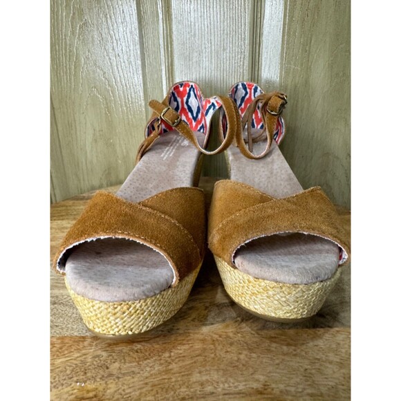 Womens Toms Shoes Wedge Heel Sandals Brown Suede Tassle Ankle Strap Sz 8.5 - Picture 2 of 6